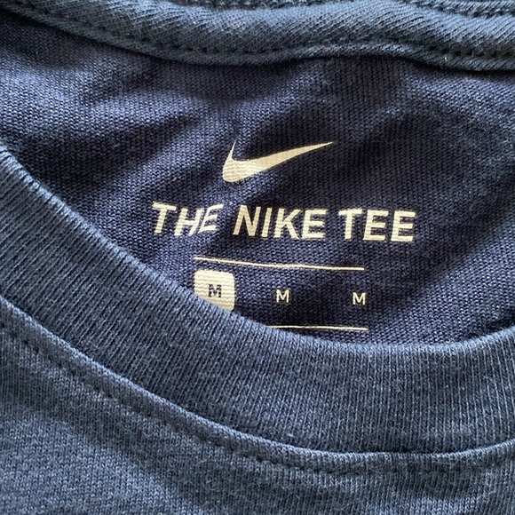 The Nike Tee Dri Fit - Picture 2 of 5